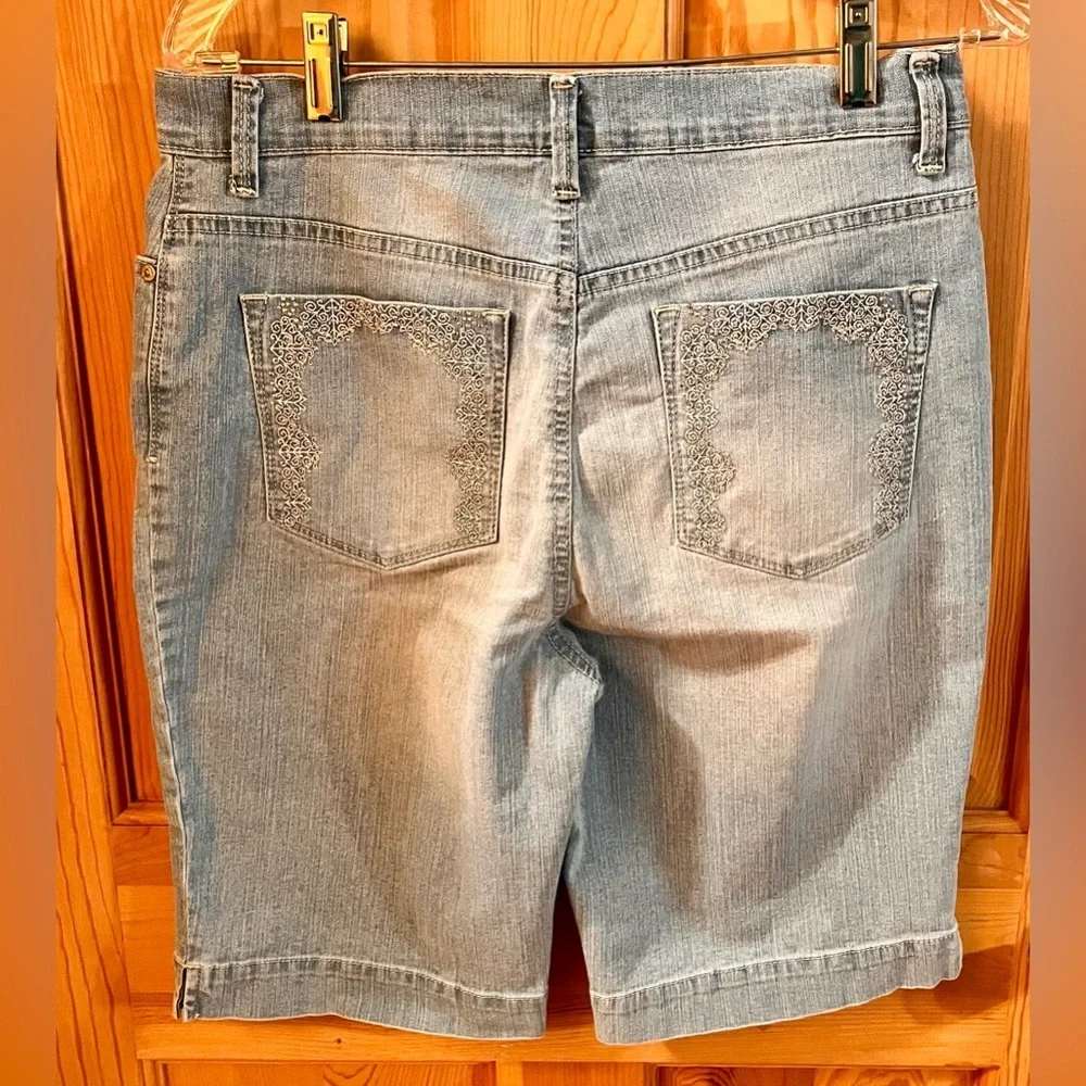 Gloria Vanderbilt Amanda Slimming Denim Bermuda Shorts Size 8 High Rise Blue